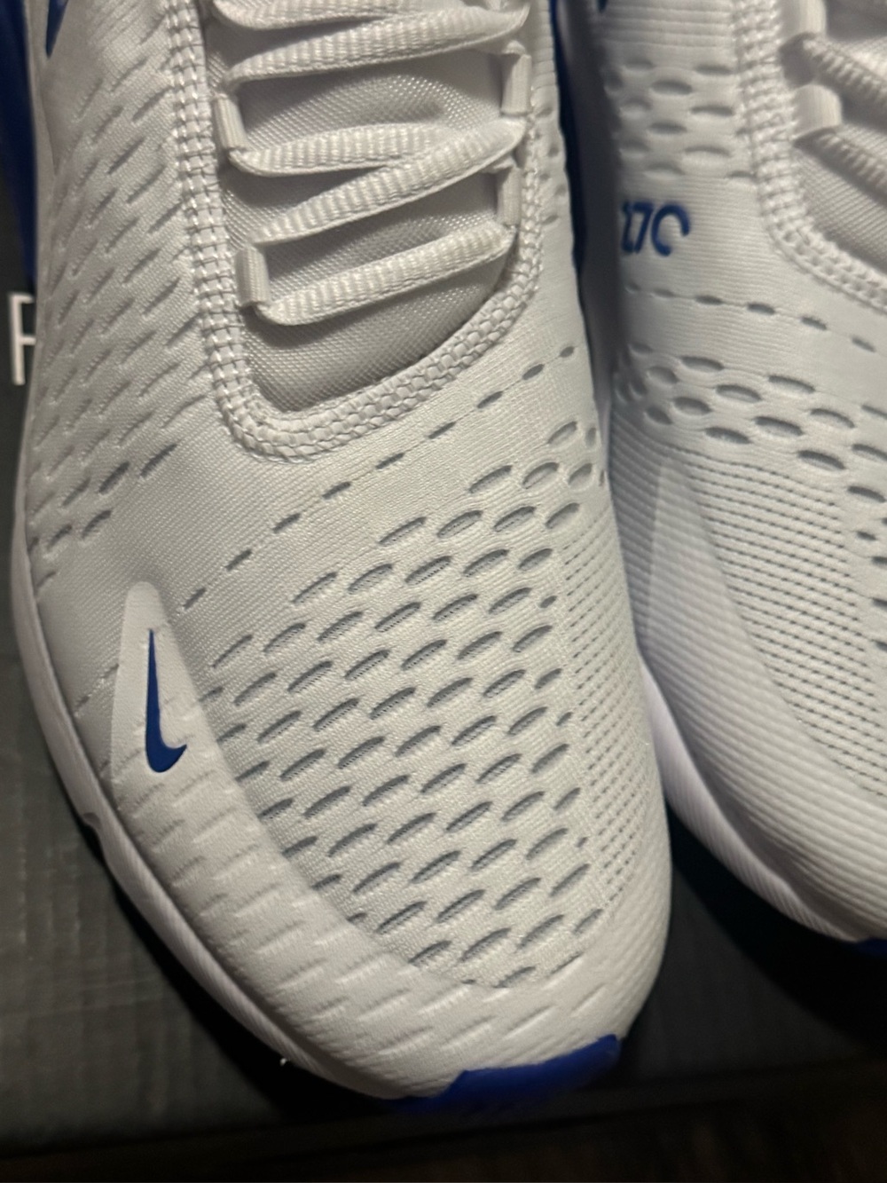 Men 9.5 fit a 10.5/11 in women 
Nike Men Air Max 270 white & blue
